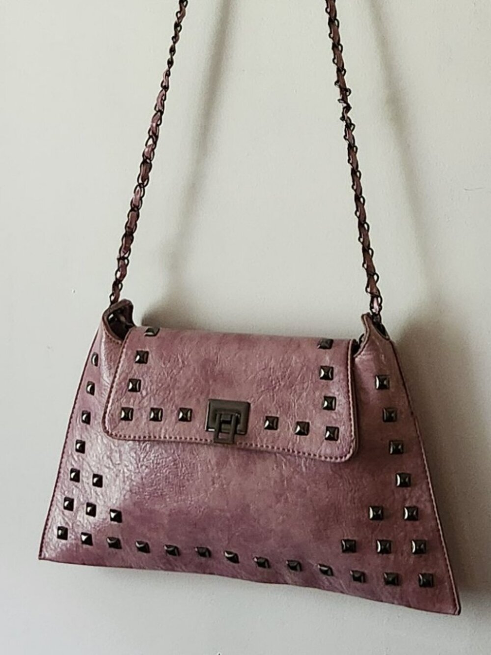 Cute fashion bag trapezoid shape faux leather studded orchid pink GUC